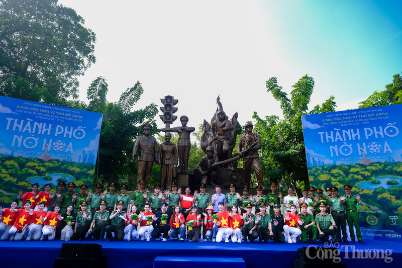 Các đại biểu cùng nghệ sĩ thể hiện quyết tâm chung tay thực hiện chương trình ý nghĩa này.