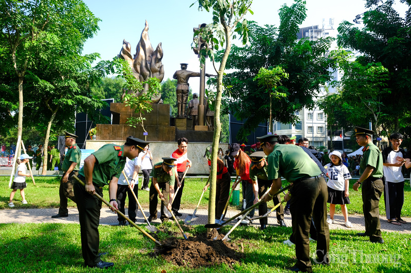 Các nghệ sỹ cùng lực lượng Công an Thủ đô trồng cây trong Công viên Thống nhất. Đây là hoạt động có ý nghĩa chính trị, xã hội và nhân văn sâu sắc, thể hiện tinh thần hưởng ứng mạnh mẽ của Công an Thành phố trong thực hiện chỉ đạo của Tổng Bí thư Tô Lâm về Liên minh Okvip có bao nhiều trang Thủ đô xanh - thông minh - đáng sống - có sức hút quốc tế.