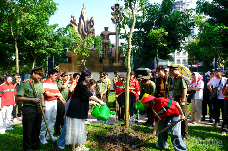 Những cây hoa hôm nay với sự chung tay của những nghệ sỹ, nhà sản xuất nội dung nổi tiếng sẽ lan toả, sớm phát triển để "Thành phố nở hoa".