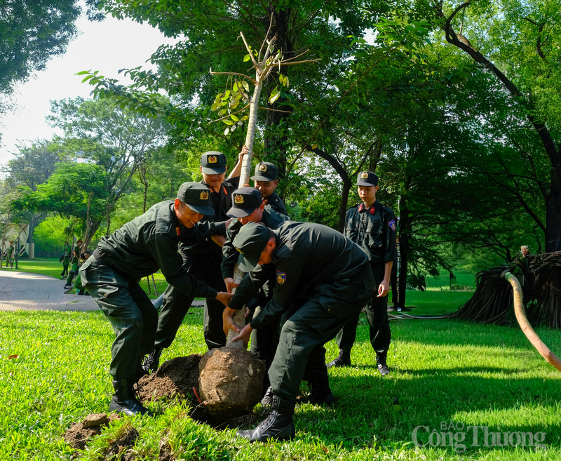 Theo đó từ nay đến hết tháng 4/2026, các cấp bộ Đoàn trong toàn lực lượng Công an Thủ đô sẽ đồng loạt tổ chức trồng mới và chăm sóc 8.000 cây hoa tại các khu vực công cộng, trụ sở, doanh trại, bảo đảm cây sinh trưởng tốt, bền vững, góp phần hình thành những không gian, tuyến phố, khuôn viên “Sáng - Xanh - Sạch - Đẹp - An toàn”.