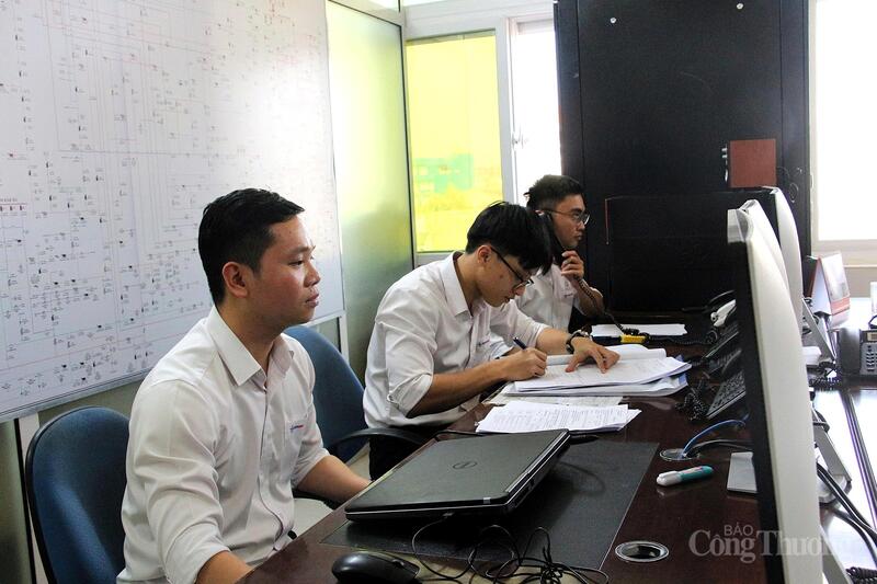Nhân viên Công ty Điện lực Quảng Ngãi trực xử lý đảm bảo an toàn điện