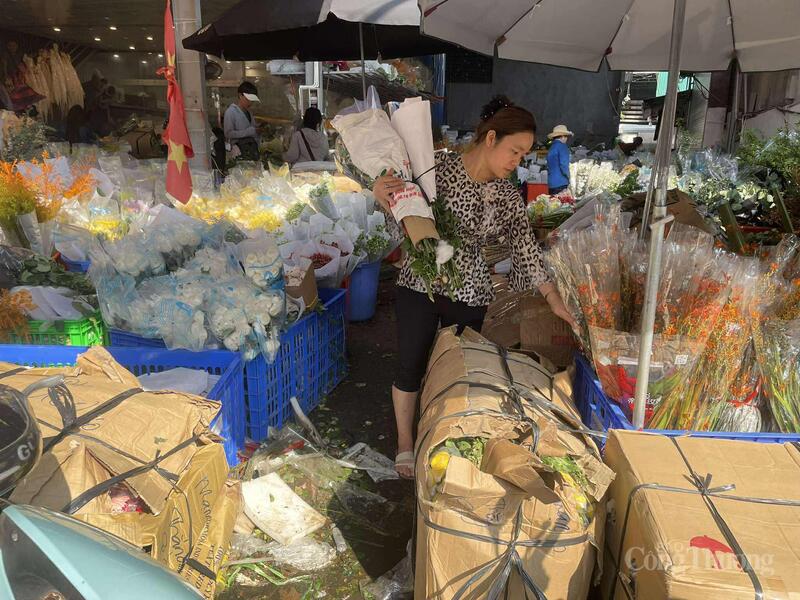 Khách buôn tranh thủ nhặt những bó hoa tươi về bán 20/10.