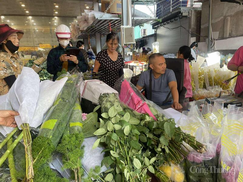 Cửa hàng hoa cổng chợ Quảng An tấp nập người ra vào mua số lượng lớn.