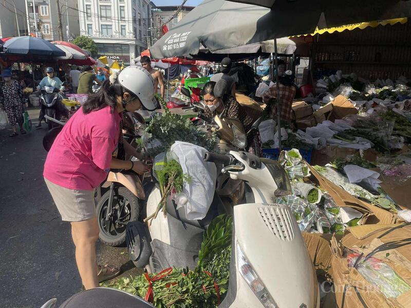Sáng 18/10, chợ hoa tấp nập người mua kẻ bán.