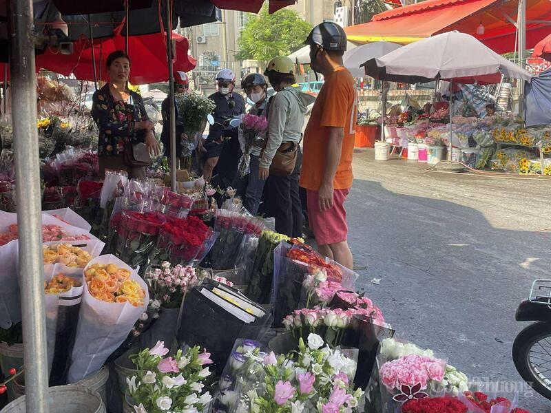 Chợ hoa Quảng An thành điểm đến của nhiều người vì giá "rẻ nhất thị trường".