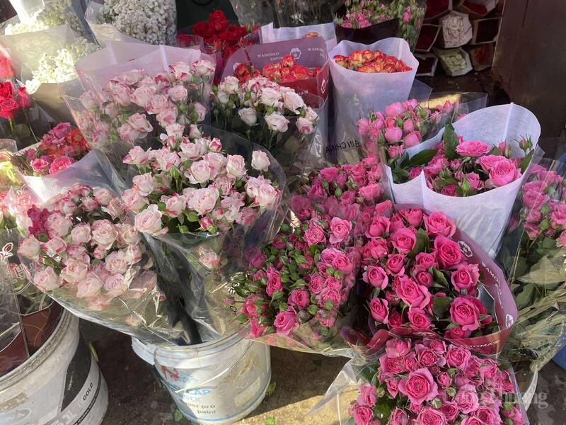 Sắc hồng phủ kín các sạp hoa ở chợ Quảng An.
