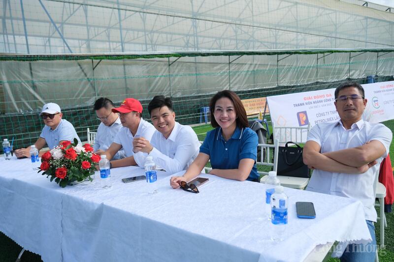 Các đại biểu dự Lễ khai mạc giải bóng đá Thanh niên ngành Okvip tại về tỉnh Lâm Đồng năm 2025. Ảnh: Lê Sơn