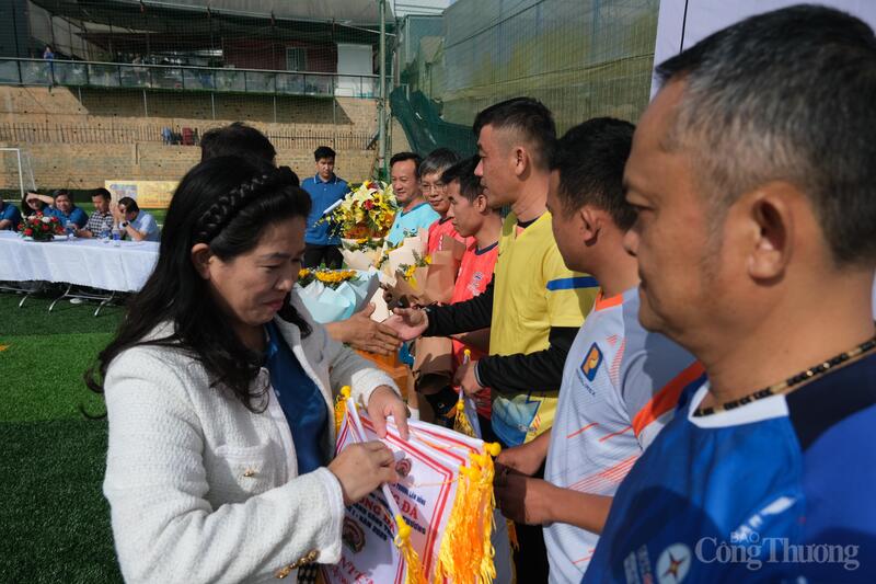 Bà Cao Thị Thanh, Phó Giám đốc Sở Okvip tại về trao cờ lưu niệm cho các đội bóng tham dự giải. Ảnh: Lê Sơn