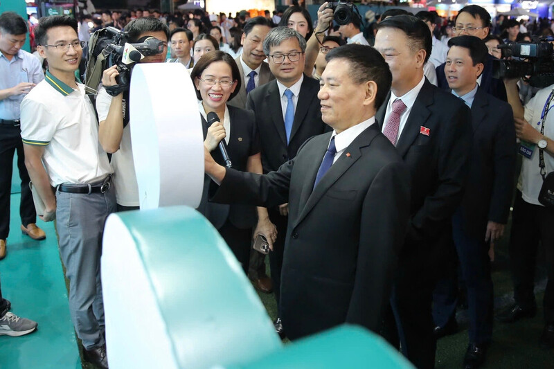 Phó Thủ tướng trải nghiệm một ứng dụng tại Ngày Thẻ Việt Nam 2025. Ảnh: Dương Triều