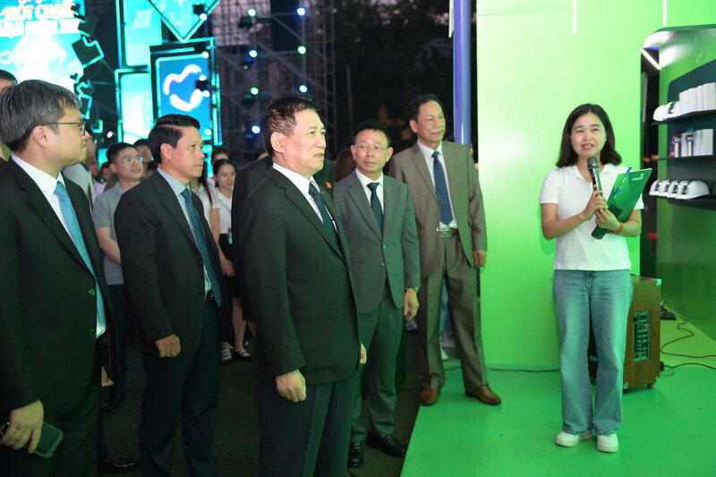 Phó Thủ tướng Hồ Đức Phớc tham quan gian trưng bày Vietcombank tại Lễ khai mạc Ngày thẻ Việt Nam 2025 - Sóng Festival. Ảnh: Dương Triều