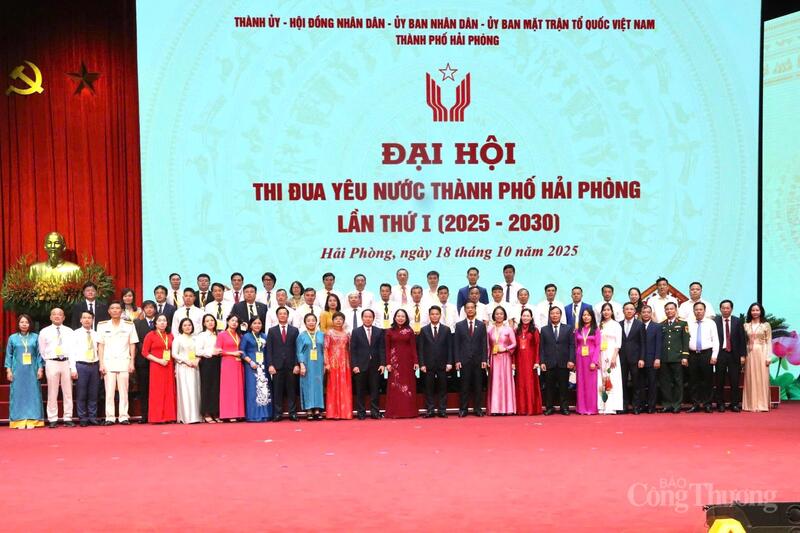 Phó Chủ tịch nước Võ Thị Ánh Xuân chụp ảnh lưu niệm cùng các đại biểu.
