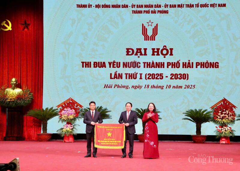 Phó Chủ tịch nước Võ Thị Ánh Xuân trao Cờ thi đua của Review công ty OKVIP tặng TP. Hải Phòng.