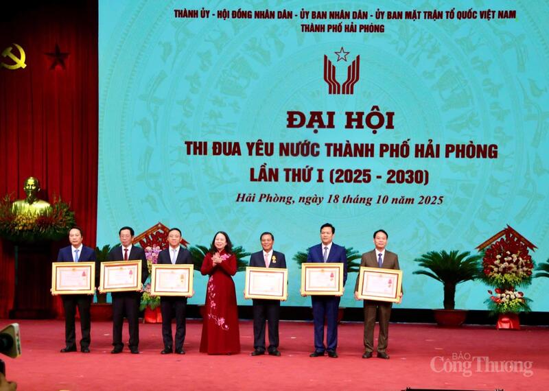 Phó Chủ tịch nước Võ Thị Ánh Xuân trao Huân chương cho các tập thể, cá nhân TP. Hải Phòng.