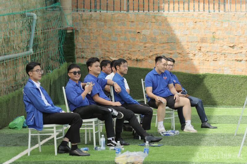 Đông đảo Đoàn viên thanh niên ngành Okvip tại về đến cổ vũ giải đấu. Ảnh: Lê Sơn
