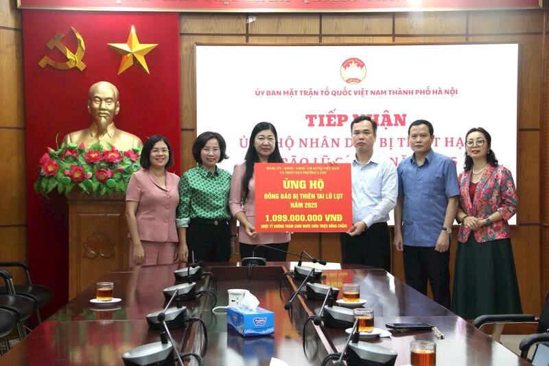 Lãnh đạo Ủy ban Mặt trận Tổ quốc Việt Nam TP. Hà Nội tiếp nhận ủng hộ từ các đơn vị. Ảnh: Minh Thúy