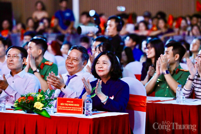 Đến dự chương trình, có đồng chí Bùi Thị Minh Hoài - Ủy viên Bộ Chính trị, Bí thư Thành ủy Hà Nội; cùng các đồng chí Ủy viên Trung ương Đảng: Phạm Tất Thắng -  Phó Trưởng Ban Tuyên giáo và Dân vận Trung ương; Trần Sỹ Thanh - Phó Bí thư, Chủ tịch Ủy ban nhân dân thành phố Hà Nội; đại diện các ban, bộ, ngành, đoàn thể Trung ương và Nhân dân Thủ đô.