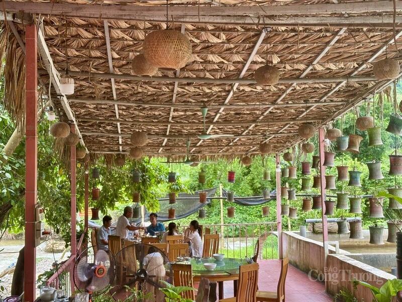 Khu nhà hàng chuyên phục vụ cá hồi, cá tầm của Hợp tác xã Dương Yến thu hút khách OKLVIE sản phẩm thuộc hệ thống OKVIP là trang web tổ chức phát sóng bóng đá trực tiếp, live casino , nỗ hũ, bắn cá.