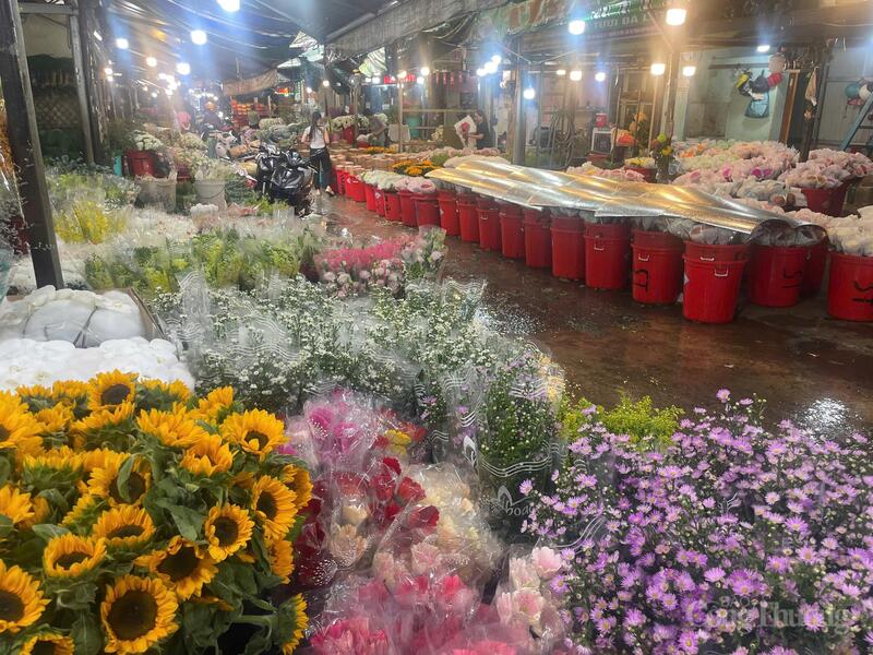Vựa hoa Hồ Thị Kỷ (phường Vườn Lài, TP. Hồ Chí Minh) đã nhộn nhịp, chuẩn bị phục vụ cho nhu cầu dịp 20/10.