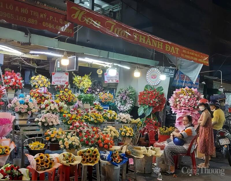 Nhiều người lựa chọn mua hoa từ sớm.