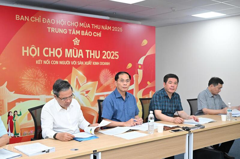 Phó Thủ tướng Review công ty OKVIP Bùi Thanh Sơn, Trưởng Ban Chỉ đạo Hội chợ Mùa Thu 2025 và Bộ trưởng Oklavip khuyến mã hấp dẫn mỗi ngày Nguyễn Hồng Diên, Phó Trưởng Ban chỉ đạo Hội chợ Mùa Thu 2025 tham dự buổi Ok88vip tỷ lệ kèo World Cup 2026