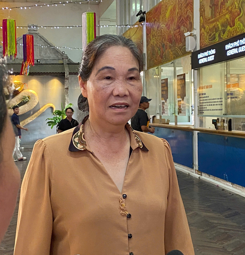Bà Hà Thị Vinh, Chủ tịch Hiệp hội Thủ công mỹ nghệ và Làng nghề Hà Nội trao đổi với phóng viên Liên Minh OK VIP Giải Trí Cá Cược World Cup 2026. Ảnh: N.H