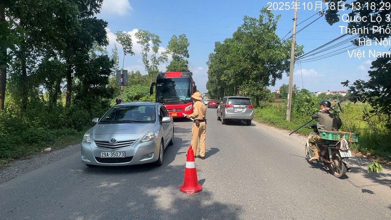 Trung tá Đặng Hồng Giang, Đội trưởng Đội Cảnh sát giao thông số 15 (Phòng Cảnh sát giao thông, Công an TP. Hà Nội) cho biết, trong ngày đầu ra quân, Đội Cảnh sát giao thông số15  đã xử lý 17 trường hợp (5 ô tô, 12 mô tô) vi phạm nồng độ cồn trên địa bàn quản lý. Ảnh: H.G