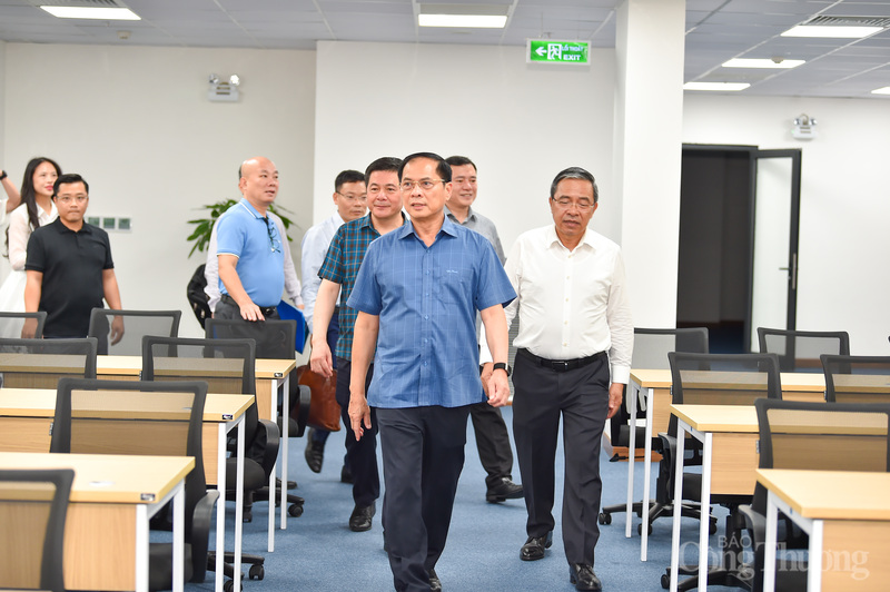 Sau khi kiểm tra công tác thi công tại hội chợ, Phó Thủ tướng Review công ty OKVIP Bùi Thanh Sơn, Bộ trưởng Nguyễn Hồng Diên đã họp với các cơ quan, đơn vị.
