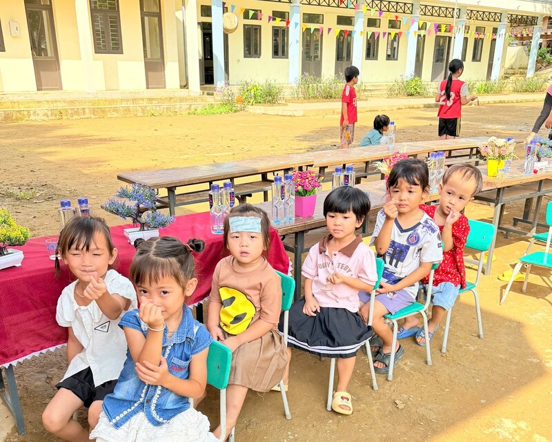 Các em học sinh tại điểm trường.