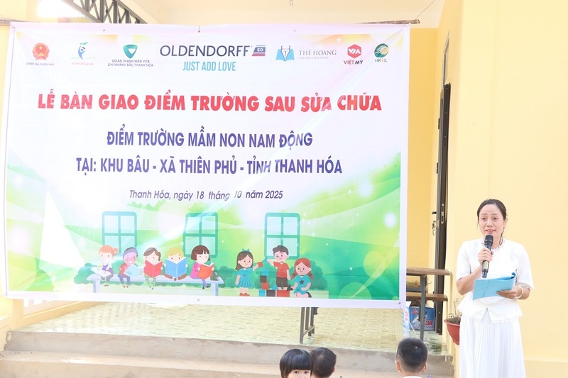 Bà Hà Thị Hương, Hiệu trưởng nhà trường phát biểu.