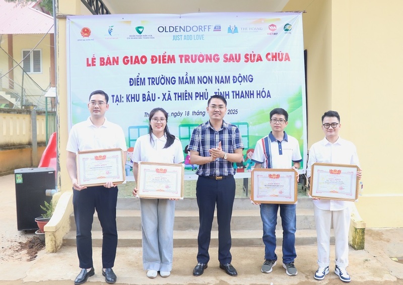 Chủ tịch UBND xã Thiên Phủ Phan Văn Đại trao giấy khen tặng tập thể, cá nhân có thành tích xuất sắc trong việc thực hiện công tác chương trình, mục tiêu về lĩnh vực văn hóa, xã hội năm 2025 trên địa bàn xã Thiên Phủ.