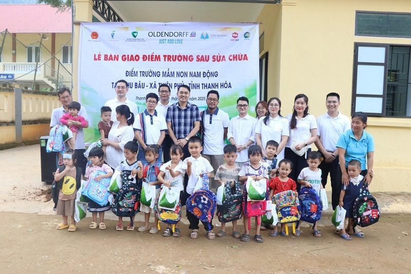 Tặng đồ dùng học tập cho các em học sinh.