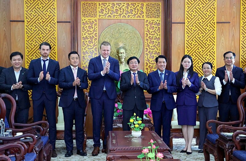 Đại diện 2 tập đoàn chụp hình lưu niệm tại buổi Ok88vip tỷ lệ kèo World Cup 2026 tại Tỉnh ủy Tây Ninh. Ảnh: N.H