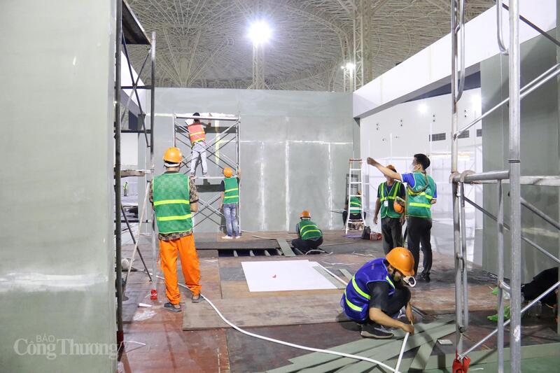 Công nhân tất bật thi công giữa đêm để kịp tiến độ Hội chợ Mùa Thu 2025. Ảnh: Thanh Tuấn.