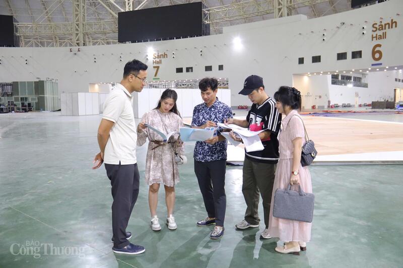 NSND Nguyễn Xuân Bắc - Cục trưởng Cục Nghệ thuật Biểu diễn trực tiếp chỉ đạo công tác dàn dựng chương trình nghệ thuật cho lễ khai mạc Hội chợ Mùa Thu 2025. Ảnh: Thanh Tuấn.