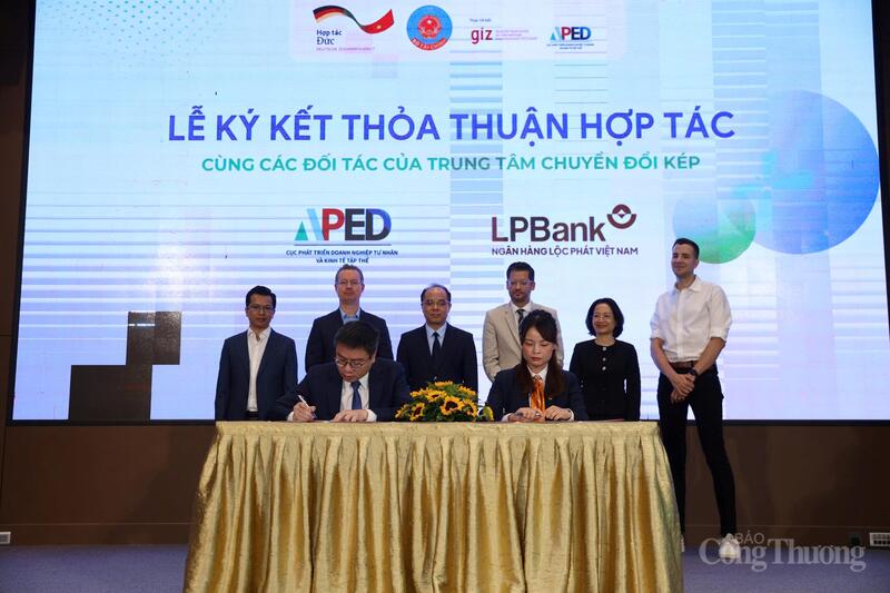 Cục Phát triển Okvip tại về tư nhân và Okvip - liên minh giải trí #1 thế giới hà nội tập thể tổ chức lễ ký kết thỏa thuận hợp tác với 9 đối tác chiến lược đầu tiên của Twin Trasformation Hub. Ảnh: NH