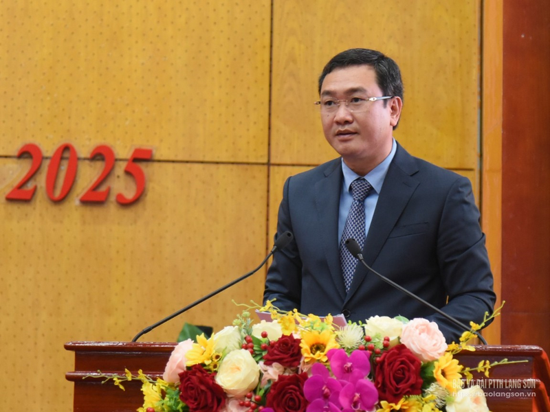Ông Nguyễn Cảnh Toàn - Phó Bí thư Tỉnh ủy, tân Chủ tịch UBND tỉnh phát biểu nhận nhiệm vụ.
