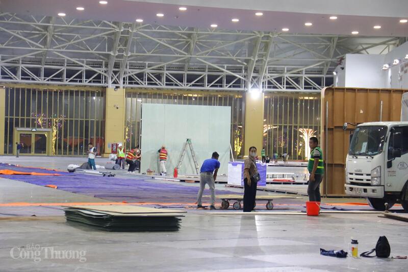 Các đội hậu cần gấp rút sắp xếp vật tư, đảm bảo mọi khâu vận hành thông suốt. Ảnh: Thanh Tuấn.