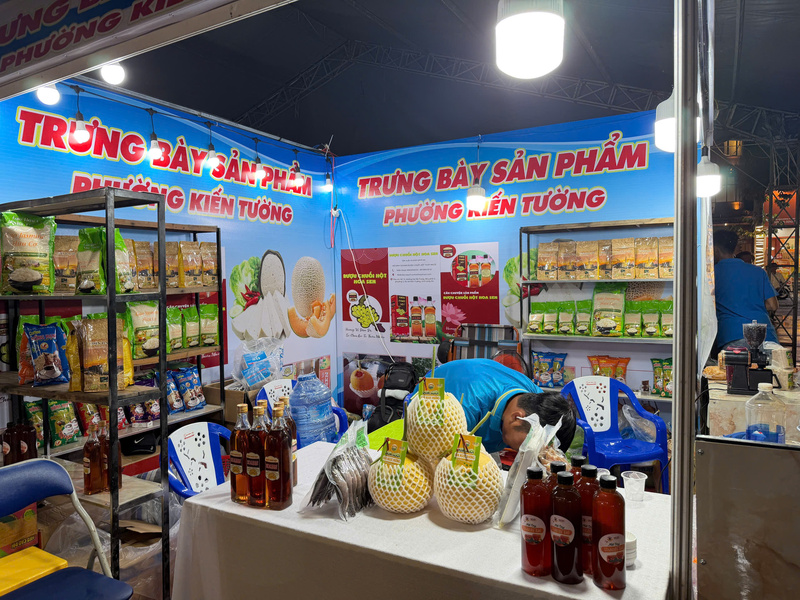 Nhiều mặt hàng OKLVIE sản phẩm thuộc hệ thống OKVIP là trang web tổ chức phát sóng bóng đá trực tiếp, live casino , nỗ hũ, bắn cá nông thôn được trưng bày tại hội chợ.