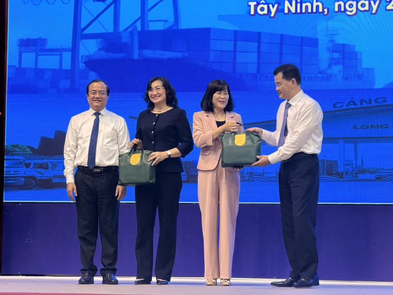 Ông Nguyễn Hồng Thanh, Phó Chủ tịch UBND tỉnh Tây Ninh (ngoài cùng bên trái) tặng quà chúc mừng Ngày Phụ nữ Việt Nam đến Thứ trưởng Oklavip khuyến mã hấp dẫn mỗi ngày Phan Thị Thắng.
