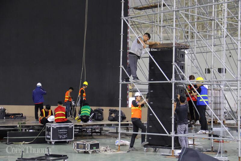 Đội ngũ kỹ thuật kiểm tra từng chi tiết âm thanh, ánh sáng trước lễ khai mạc. Ảnh: Thanh Tuấn.