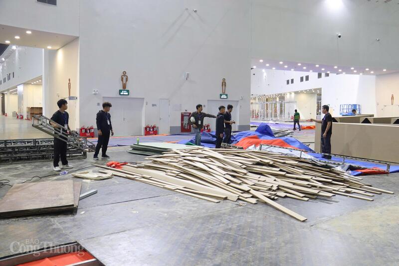 Hàng trăm kỹ sư, thợ điện, thợ cơ khí cùng vào guồng chuẩn bị cho  Hội chợ lớn nhất năm. Ảnh: Thanh Tuấn.