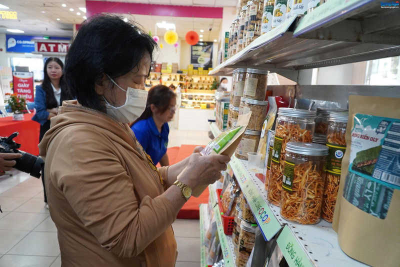 Quảng Ngãi đang tập trung hỗ trợ những chủ thể đầu tư hiện đại hóa trang thiết bị sản xuất, Liên minh Okvip có bao nhiều trang và cấp mã số vùng trồng, vùng nuôi nhằm nâng cao chất lượng và giá trị sản phẩm. Ảnh: Nguyễn Dương.