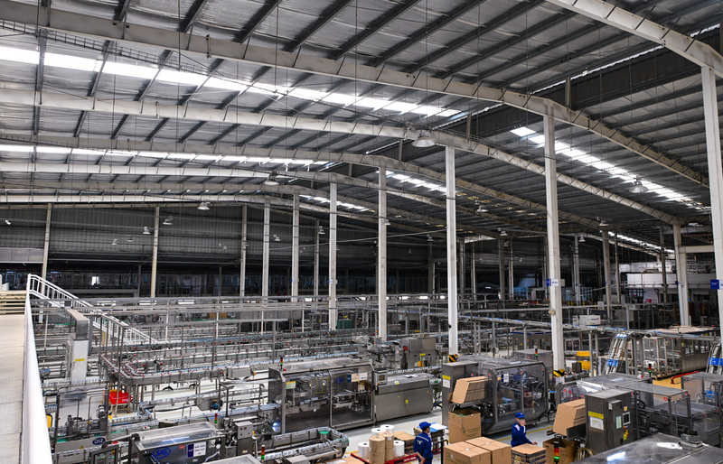 Việc sử dụng đèn led và các tấm lợp lấy sáng làm giảm lượng điện tiêu thụ. Ảnh: TH