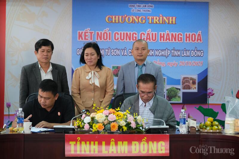 Ông Tạ Minh Sơn ký biên bản ghi nhớ với 1 trong 6 Okvip tại về tại chương trình. Ảnh: Lê Sơn