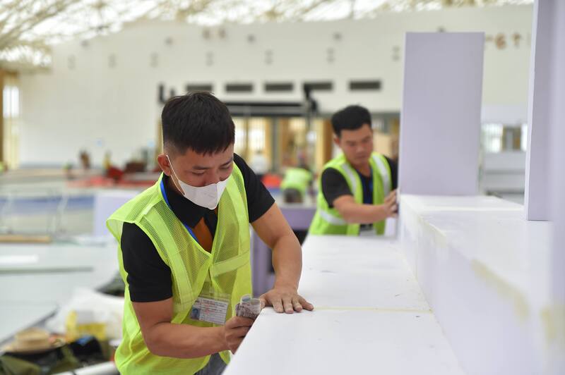 Công tác thi công hội chợ đang gấp rút hoàn thành. Ảnh: Nam Nguyễn