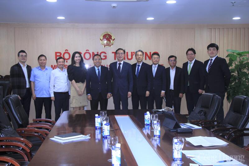 Thứ trưởng Nguyễn Hoàng Long cùng các đại diện Tập đoàn POSCO International chụp hình lưu niệm. Ảnh: P.C