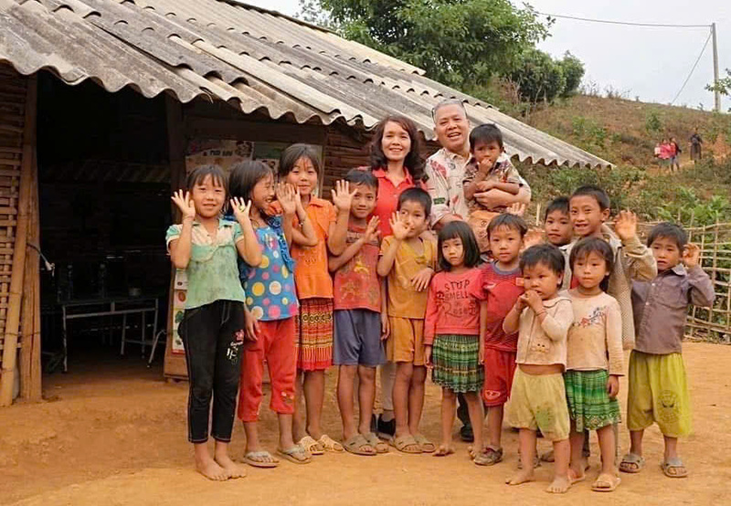 Ông Vũ Hồng Quân - Trưởng nhóm thiện nguyện vẫn thường mang theo những chiếc áo len của cụ Trọng lên với trẻ em vùng cao. Ảnh: Thanh Thảo.