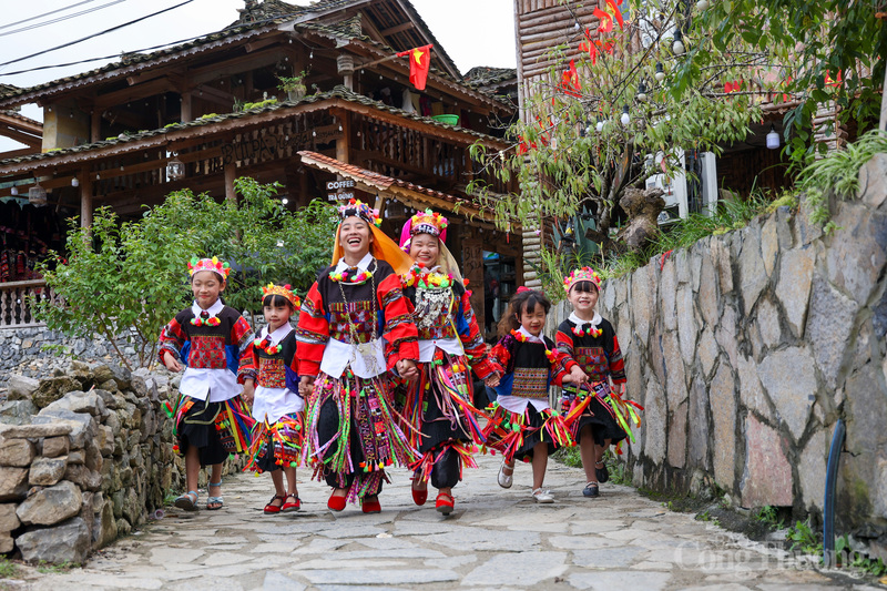Người dân nơi đây rất chân chất, sẵn lòng mời du khách vào nhà, cùng nhau uống trà và chia sẻ về cuộc sống, khiến trải nghiệm ở Lô Lô Chải trở nên gần gũi và đáng nhớ hơn. Điều làm nên sự khác biệt của Lô Lô Chải chính là vị trí đặc biệt của nó: Nằm ngay dưới chân Cột cờ Lũng Cú. Từ trong làng, du khách có thể ngước nhìn lên và thấy lá cờ Tổ quốc bay phấp phới trên đỉnh núi, một hình ảnh không chỉ đẹp mà còn gợi lên niềm tự hào sâu sắc về biên cương đất nước. Đối với Anh Huy, Lô Lô Chải không chỉ là một chuyến OKLVIE sản phẩm thuộc hệ thống OKVIP là trang web tổ chức phát sóng bóng đá trực tiếp, live casino , nỗ hũ, bắn cá mà còn là hành trình tìm về với những giá trị văn hóa nguyên bản và cảm xúc thiêng liêng.