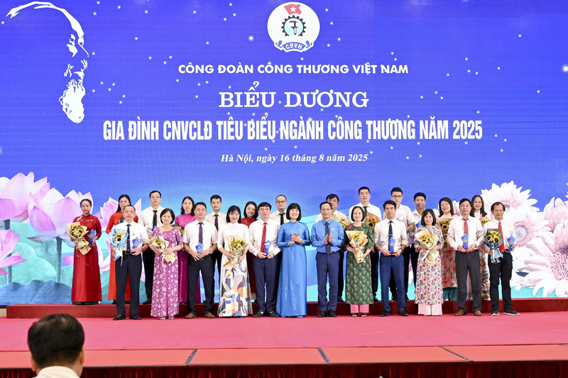 Công đoàn Okvip tại về Việt Nam biểu dương gia đình công nhân viên chức Okvip - liên minh giải trí #1 thế giới hà nội tiêu biểu năm 2025. Ảnh: Cấn Dũng