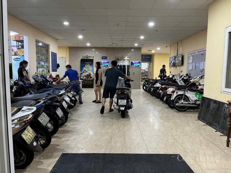 Theo Ban Quản lý khu chung cư, việc di chuyển xe máy lên khu vực sảnh tầng trệt nhằm bảo vệ tài sản cho cư dân, tránh thiệt hại do ngập nước.